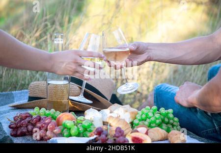 coppia in amore beve vino in un picnic. Messa a fuoco selettiva. Natura Foto Stock