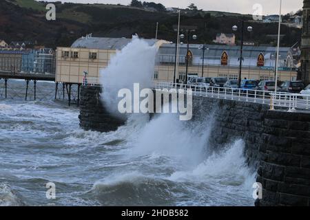 Aberystwyth Wales UK Weather 5th January 2022 . Una giornata di tempesta sulla costa occidentale del Galles, un vento invernale amaro con onde giganti che si infrangono sul lungomare, Credit: mike davies/Alamy Live News Foto Stock