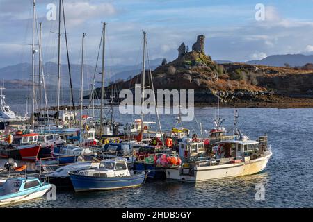 Caisteal Maol vicino al porto di Kyleakin sull'isola di Skye, Scozia. È anche noto come Castello di Moil. Foto Stock