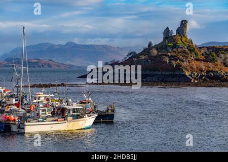 Caisteal Maol vicino al porto di Kyleakin sull'isola di Skye, Scozia. È anche noto come Castello di Moil. Foto Stock