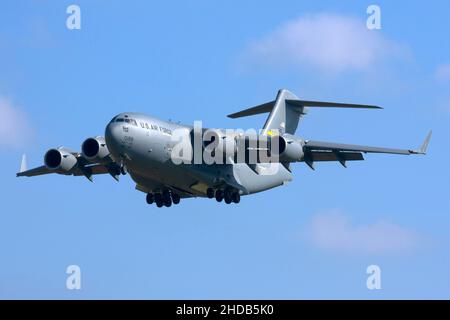 United States Air Force Boeing C-17A Globemaster III (Reg.: 01-0188) in finale pista 31 in una soleggiata giornata invernale. Foto Stock