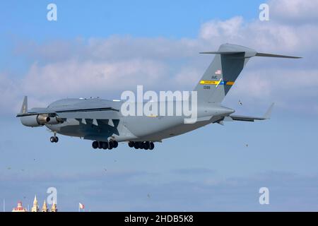 United States Air Force Boeing C-17A Globemaster III (Reg.: 01-0188) in finale pista 31 in una soleggiata giornata invernale. Foto Stock