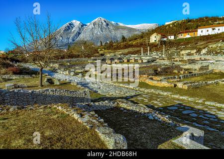 Antiche rovine del sito archeologico romano di Alba Fucens. Sullo sfondo le cime di Velino. Massa d'Albe, Abruzzo Foto Stock