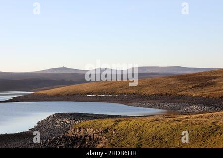 Great Dun Fell, Little Dun Fell and Cross Fell Viewed attraverso Cow Green Reservoir, Upper Teesdale, County Durham, UK Foto Stock