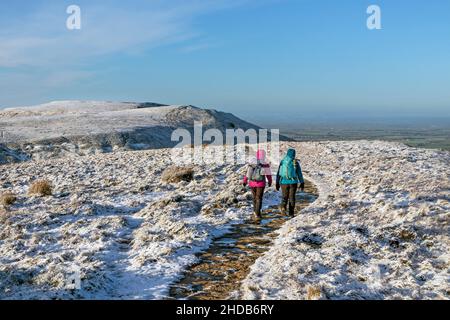 Due camminatori sulla Cleveland Way a Hasty Bank in Winter, North Yorkshire, Regno Unito Foto Stock