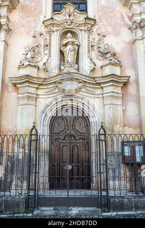 La chiesa barocca di San Giovanni in platea conosciuta come 'San Francesco'. Sopra la porta principale si trova una statua della Vergine Immacolata. Venafro, Molise Foto Stock