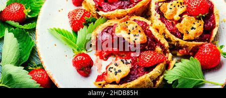 Deliziosi tartlet con marmellata di frutti di bosco.Cake con striscione fragole.Long Foto Stock