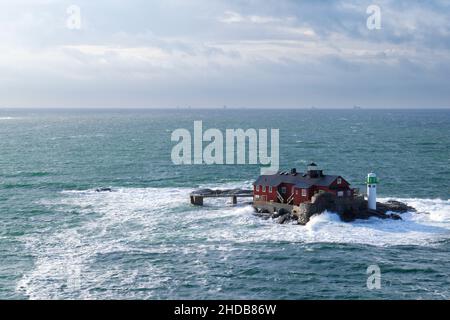 Un faro guarda tranquillamente sulle vie navigabili di Goethenburg, Svezia. Foto Stock