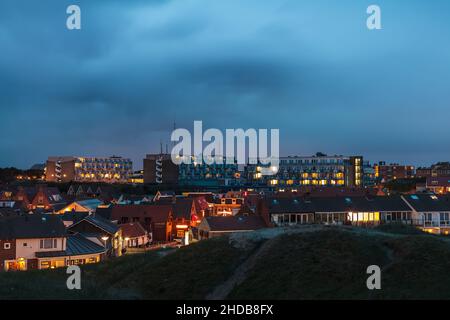 Vista notturna del villaggio olandese Egmond aan Zee situato direttamente vicino al Mare del Nord Foto Stock