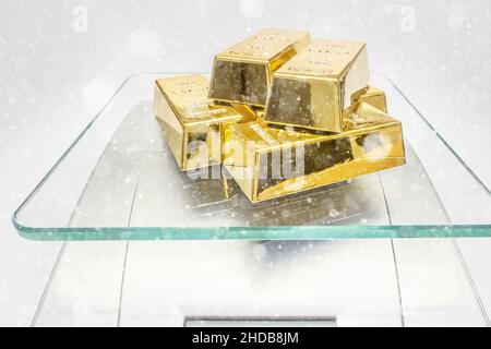 Ravvicinato le barre d'oro su scale di precisione. Foto Stock