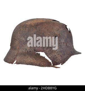 Autentico casco tedesco della seconda guerra mondiale con foro proiettile isolato su sfondo bianco Foto Stock