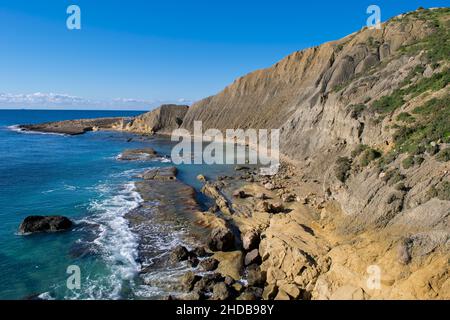 Ripidi pendii di argilla blu, con detriti che formano la striscia costiera a Xatt l-Ahmar, Ghajnsielem, Gozo Foto Stock