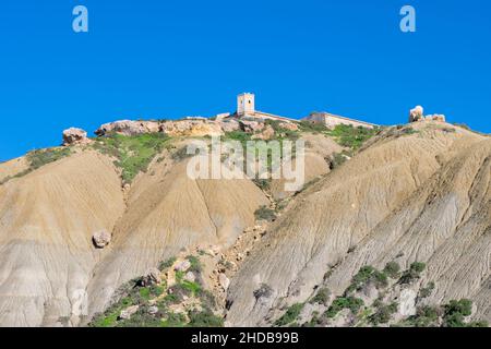 Ripidi pendii di argilla blu, con detriti che formano la striscia costiera a Xatt l-Ahmar, Ghajnsielem, Gozo Foto Stock