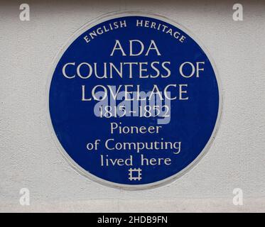 English Heritage Blue Plaque per Augusta Ada Byron, contessa di Lovelace (1815-1852), matematico e pioniere del computing, 12 St James Square, Londra Foto Stock