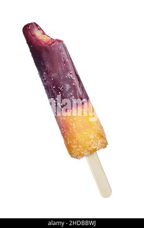 Gelato alla frutta morso ribes nero-mango isolato su sfondo bianco Foto Stock