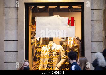 Roma, Italia. 04th Jan 2022. Persone di fronte a una vetrina dove il cartello di vendita invernale è ancora oscurato (Foto di Matteo Nardone/Pacific Press/Sipa USA) Credit: Sipa USA/Alamy Live News Foto Stock