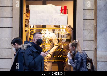 Roma, Italia. 04th Jan 2022. Persone di fronte a una vetrina dove il cartello di vendita invernale è ancora oscurato (Foto di Matteo Nardone/Pacific Press/Sipa USA) Credit: Sipa USA/Alamy Live News Foto Stock