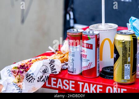 Londra Inghilterra UK Gennaio 02 2022, pile di lattine vuote usate bottiglie e cibo lasciato sul giornale Stand Waterloo Station London Foto Stock