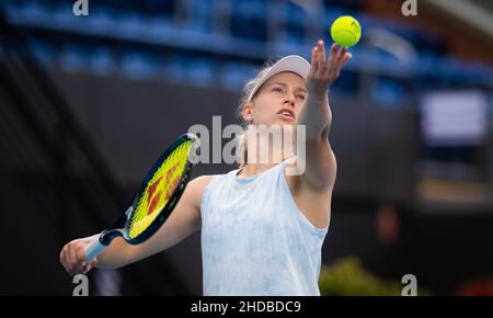 Adelaide, Australia,04/01/2022, Daria Saville of Australia in azione durante il primo round contro IgA Swiatek di Polonia al torneo di tennis 2022 Adelaide International WTA 500 il 4 gennaio 2022 presso il Memorial Drive Tennis Center di Adelaide, Australia - Foto: Rob Prange/DPPI/LiveMedia Foto Stock