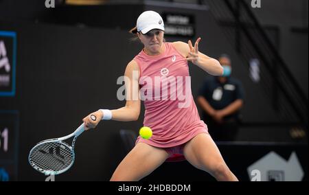 Adelaide, Australia,04/01/2022, IgA Swiatek della Polonia in azione durante il primo round contro Daria Saville dell'Australia al torneo di tennis 2022 Adelaide International WTA 500 il 4 gennaio 2022 al Memorial Drive Tennis Center di Adelaide, Australia - Foto: Rob Prange/DPPI/LiveMedia Foto Stock