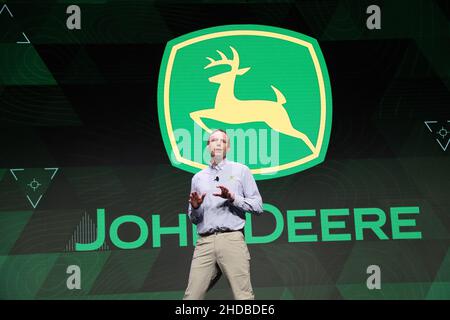 Las Vegas, Stati Uniti. 05th Jan 2022. Jahmy Hindman, Chief Technology Officer di John Deere, parla sul palco durante il CES internazionale del 2022, presso il Mandalay Bay Convention Center di Las Vegas, Nevada, martedì 4 gennaio 2022. Foto di James Atoa/UPI Credit: UPI/Alamy Live News Foto Stock