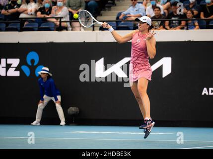 Adelaide, Australia,04/01/2022, IgA Swiatek della Polonia in azione durante il primo round contro Daria Saville dell'Australia al torneo di tennis 2022 Adelaide International WTA 500 il 4 gennaio 2022 al Memorial Drive Tennis Center di Adelaide, Australia - Foto: Rob Prange/DPPI/LiveMedia Foto Stock