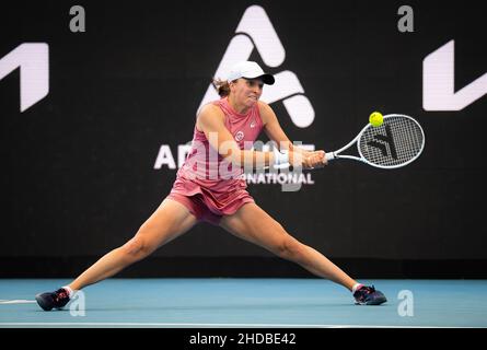 Adelaide, Australia,04/01/2022, IgA Swiatek della Polonia in azione durante il primo round contro Daria Saville dell'Australia al torneo di tennis 2022 Adelaide International WTA 500 il 4 gennaio 2022 al Memorial Drive Tennis Center di Adelaide, Australia - Foto: Rob Prange/DPPI/LiveMedia Foto Stock