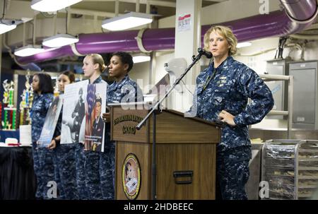 Direttore esecutivo della portaerei di classe Nimitz USS Abraham Lincoln (CVN 72) il capitano Amy Bauernschmidt parla durante un'osservanza del mese della storia delle donne a Newport News, Virginia il 3 marzo 2017. L'evento ha onorato le iconiche donne della Marina come l'ammiraglio posteriore Grace Hopper, il capitano Sarah Joyner e il capo Yeoman Loretta Walsh. Lunedì 3 gennaio 2022, la USS Abraham Lincoln partì da San Diego con un dispiegamento regolarmente programmato per la prima volta sotto il comando del Capitano Bauernschmidt. Foto di Juan Cubano / US Navy via CNP/ABACAPRESS.COM Foto Stock