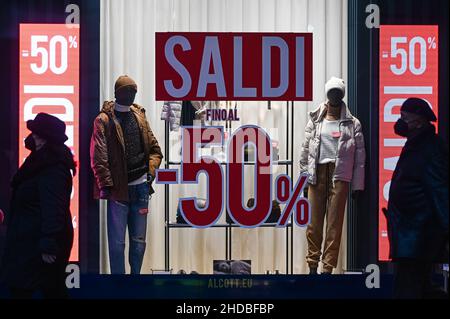 MILANO, ITALIA - GENNAIO 5: La gente acquista il primo giorno di vendita invernale a Milano, Italia il 5 Gennaio 2022 Credit: Piero Crociatti/Alamy Live News Foto Stock