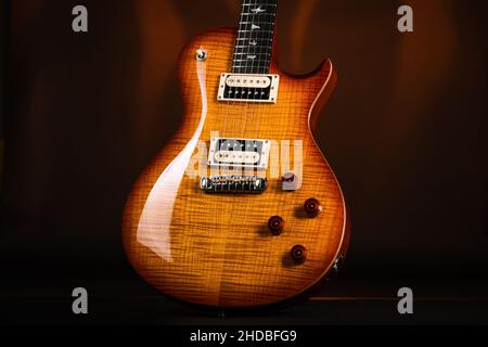 Chitarra Sunburst su nero Foto Stock