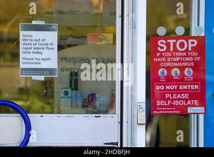 Un cartello che informa i clienti che non sono disponibili kit LFT (Lateral Flow Test) sulla porta di una Boots Pharmacy a Bracknell, Berkshire. L'Agenzia per la sicurezza sanitaria del Regno Unito ha dichiarato che le persone in Inghilterra senza sintomi di coronavirus che hanno un test di flusso laterale positivo non avranno più bisogno di un test PCR di conferma a partire da gennaio 11. Data foto: Mercoledì 5 gennaio 2022. Foto Stock