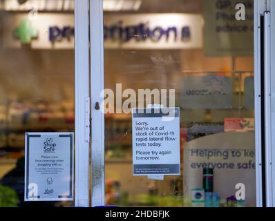 Un cartello che informa i clienti che non sono disponibili kit LFT (Lateral Flow Test) sulla porta di una Boots Pharmacy a Bracknell, Berkshire. L'Agenzia per la sicurezza sanitaria del Regno Unito ha dichiarato che le persone in Inghilterra senza sintomi di coronavirus che hanno un test di flusso laterale positivo non avranno più bisogno di un test PCR di conferma a partire da gennaio 11. Data foto: Mercoledì 5 gennaio 2022. Foto Stock