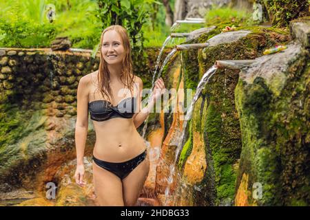 Giovane donna turistica a Belulang Hot Springs a Bali sullo sfondo di terrazze di riso Foto Stock