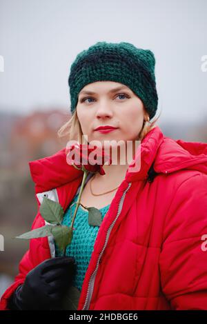 Bella ragazza con una rosa. Il concetto per San Valentino Foto Stock