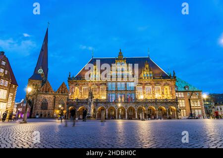 Das Bremer Rathaus und die Liebfrauenkirche in der Abenddämmerung, Freie Hansestadt Bremen, Deutschland, Europa | Municipio di Brema e la Chiesa di Foto Stock