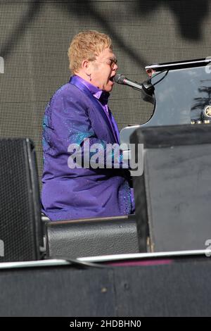 Elton John si esibisce dal vivo allo stadio Eirias Colwyn Bay North Wales Foto Stock