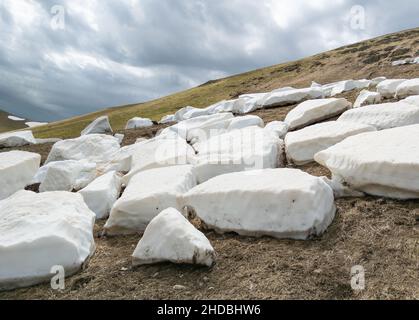 Palazzo Borghese a Montemonaco (Italia) - il paesaggio nevoso del monte Palazzo Borghese, con lago, nelle Marche, la catena montuosa dei Sibillini Foto Stock