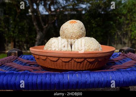 Ricetta Tilgul ladoo. Semi di sesamo bianchi ricoperti di zucchero gelificato. Palle dolci indiane servite mangiato tradizionale indiano mithai til bati Foto Stock