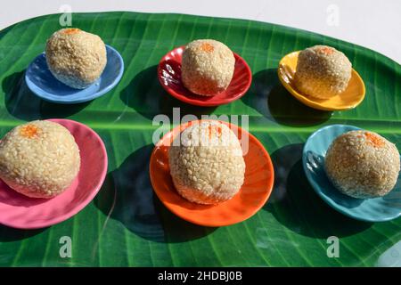 Til ka Laddoo fatto di semi di Sesamo e gelificazione o zucchero, anche noto come Til baati servito per il concetto di tema del festival Makar sankranti Foto Stock