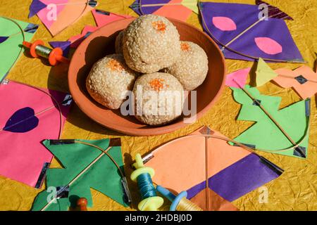 Ricetta Tilgul ladoo. Semi di sesamo bianchi ricoperti di zucchero gelificato. Palle dolci indiane servite mangiato tradizionale indiano mithai til bati con aquiloni per m Foto Stock