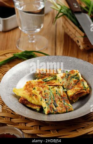 Chives Pancake, popolare come Pajeon Pancake in Corea. A base di uova, farina, cipolla e chifi o cipolla verde (scalone). Servito con Soy Suce e Sesame Foto Stock