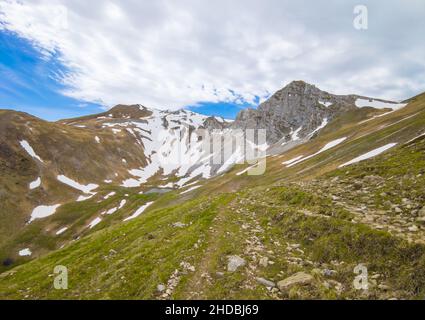 Palazzo Borghese a Montemonaco (Italia) - il paesaggio nevoso del monte Palazzo Borghese, con lago, nelle Marche, la catena montuosa dei Sibillini Foto Stock