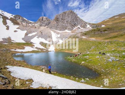 Palazzo Borghese a Montemonaco (Italia) - il paesaggio nevoso del monte Palazzo Borghese, con lago, nelle Marche, la catena montuosa dei Sibillini Foto Stock