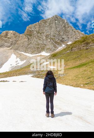 Palazzo Borghese a Montemonaco (Italia) - il paesaggio nevoso del monte Palazzo Borghese, con lago, nelle Marche, la catena montuosa dei Sibillini Foto Stock