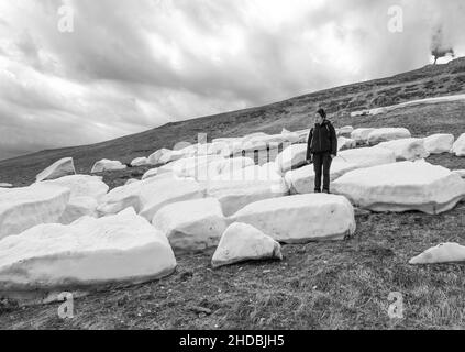 Palazzo Borghese a Montemonaco (Italia) - il paesaggio nevoso del monte Palazzo Borghese, con lago, nelle Marche, la catena montuosa dei Sibillini Foto Stock