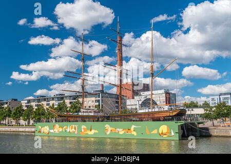 Turku, Finlandia - 6 agosto 2021: Nave Sigyn nel fiume Aura. Sigyn, costruita a Gothenburg nel 1887, ora nave museo a Turku, è l'ultimo legno rimasto Foto Stock