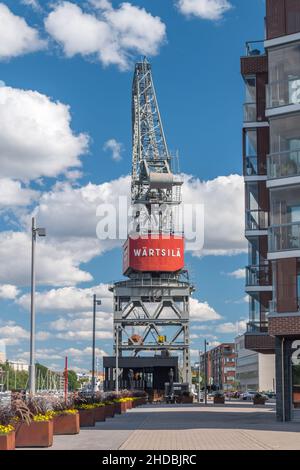 Turku, Finlandia - 6 agosto 2021: Gru industriale con ristorante Crane 22. Foto Stock