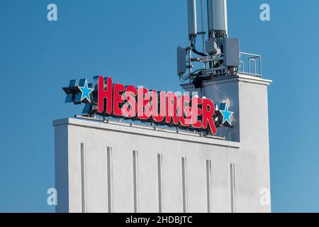 Turku, Finlandia - 4 agosto 2021: Logo e segno di fast food ristorante Hesburger. Foto Stock