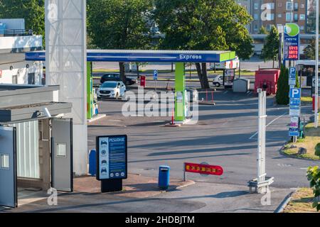 Turku, Finlandia - 4 agosto 2021: Stazione di servizio Neste Express. Foto Stock