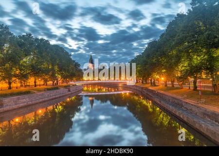 La mattina presto guarda il fiume Aurajoki con la Cattedrale di Turku sullo sfondo a Turku, Finlandia. Foto Stock